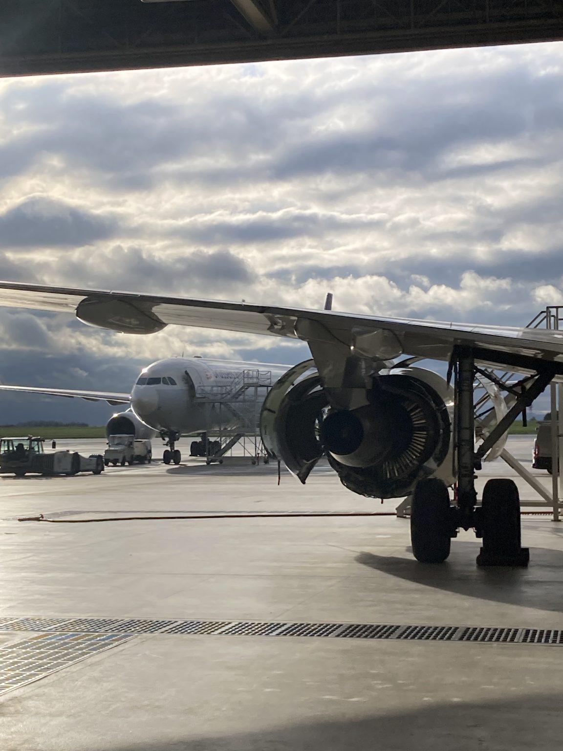 Aircraft engine maintenance in hangar